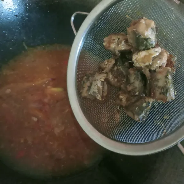 Masukkan ikan sarden yang telah digoreng.