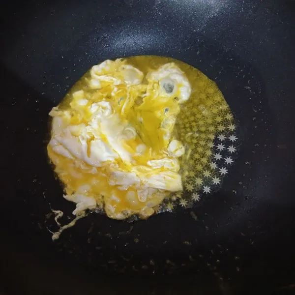 Cairkan margarin. Pecahkan telur, aduk perlahan menjadi orak-arik.