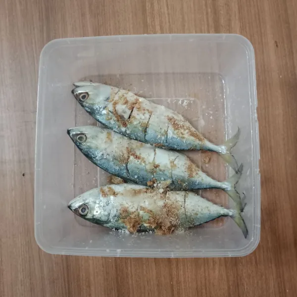 Lumuri dengan bumbu marinasi selama 10 menit.