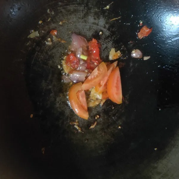 Tumis bumbu halus bawang merah dan cabai, setelah matang tambahkan potongan tomat.