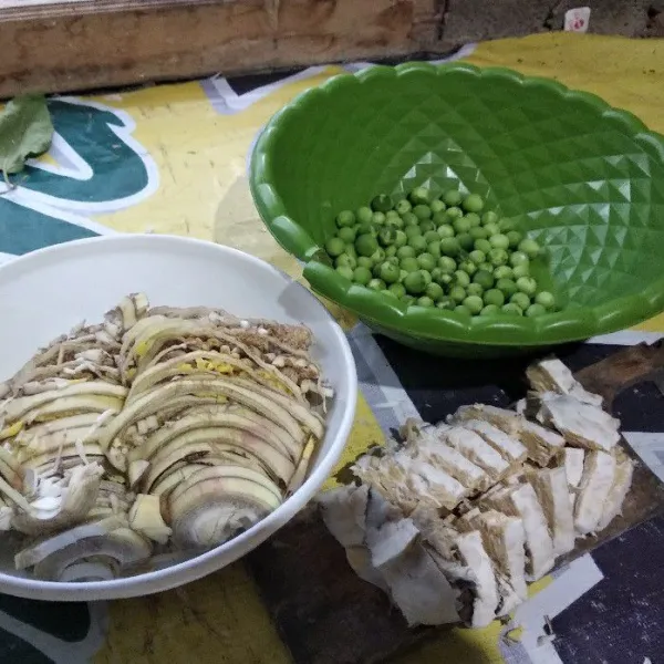 Iris jantung pisang dan tempe sesuai selera. Siangi juga takokaknya.