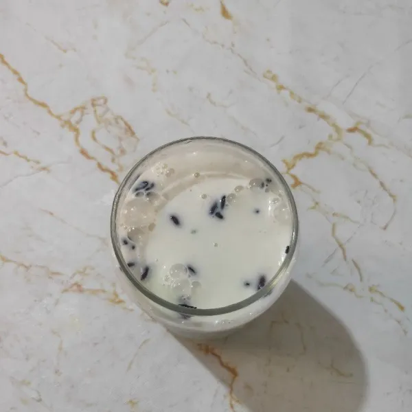 Lalu tuang bahan creamy, aduk sebelum dinikmati. Siap disajikan.