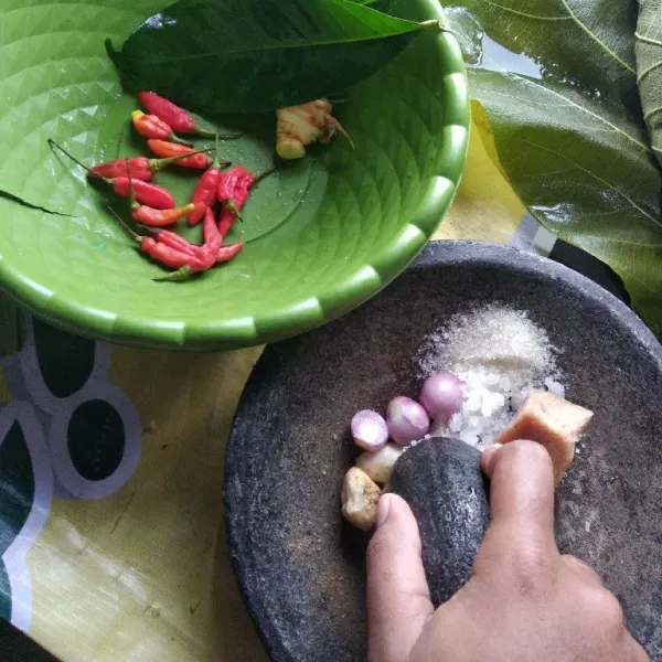 Ulegh bumbu halusnya dan siapkan bahan pelengkap lain. Sisihkan.