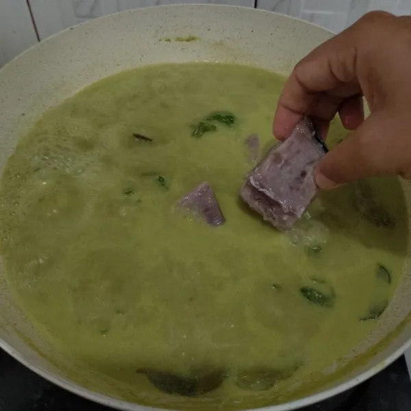 Jika sudah mendidih masukan ikan masak sebentar.