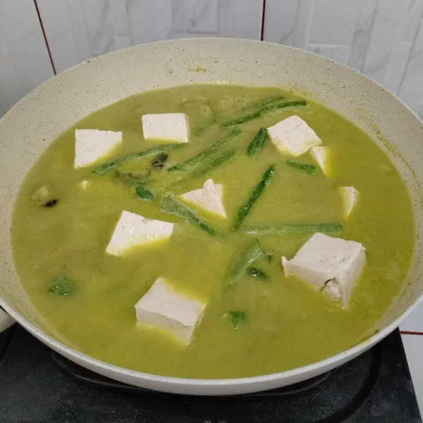 Tambahkan tahu dan buncis.