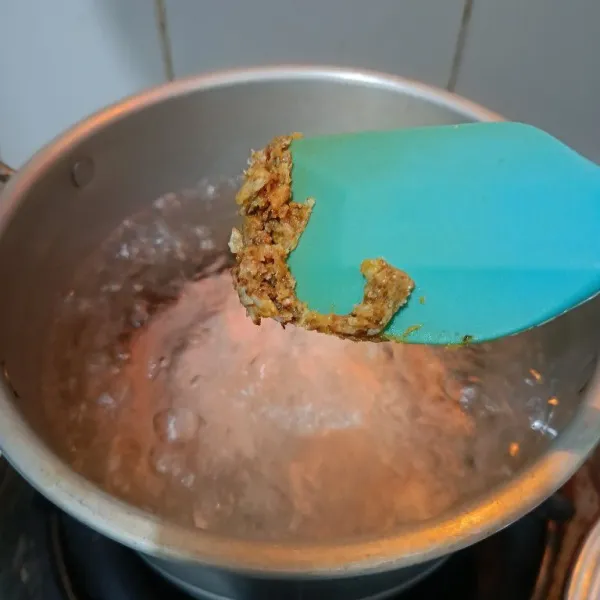 Masukkan bawang putih halus ke air yang sudah direbus terlebih dahulu.