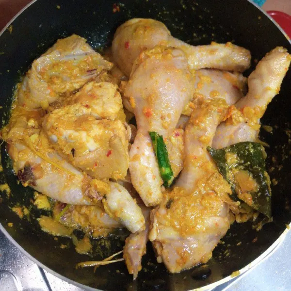Masukkan potongan ayam, aduk sampai bumbu merata. Masak sampai ayam berubah warna.