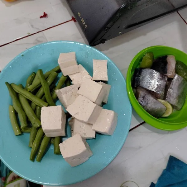 Beri ikan air jeruk nipis dan garam secukupnya marinasi selama 15 menit. Potong buncis sesuai selera.
