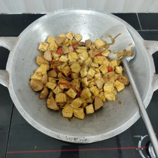 Masak hingga bumbu meresap dan air menyusut. Angkat.