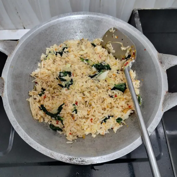 Masak hingga bumbu meresap dan nasi goreng tanak. Lalu angkat.