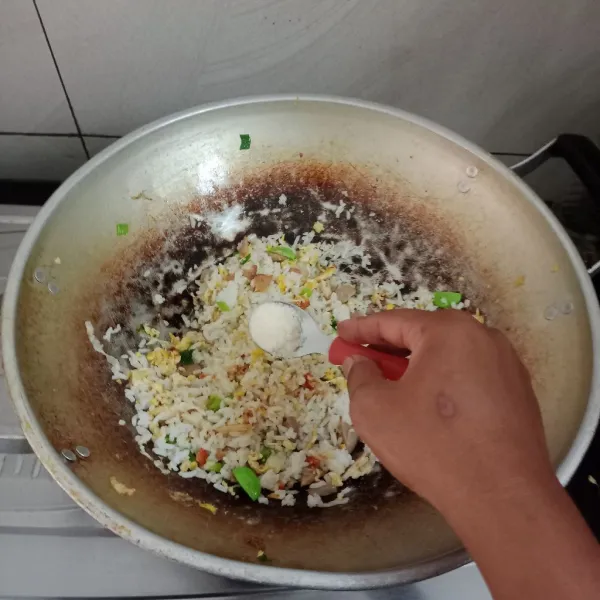 Tambahkan bumbu. Tes rasa. Siap di hidangkan  di piring saji. Taburi atas nya dengan cabe rawit.