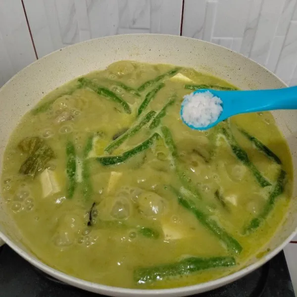 Beri garam dan kaldu bubuk.