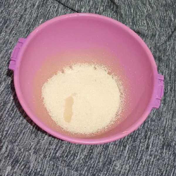 Masukkan gula pasir, garam dan vanila cair.
