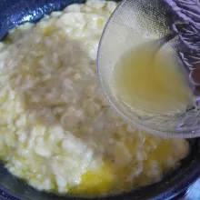 Masukkan perasan air jeru kasturi, aduk rata.