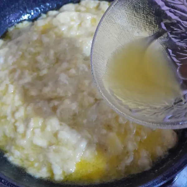 Masukkan perasan air jeru kasturi, aduk rata.