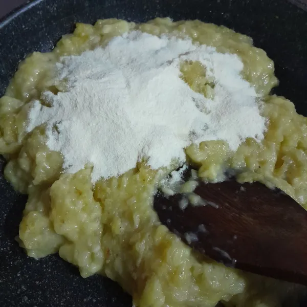 Tambahkan susu bubuk full cream, aduk rata.
