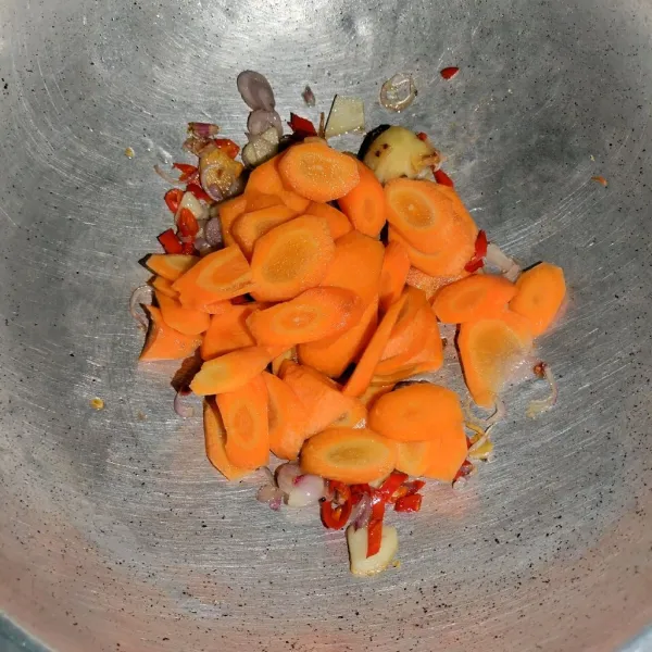 Kemudian masukkan irisan wortel lalu tambahkan air secukupnya masak hingga wortel empuk.