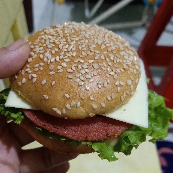 Burger sudah siap dihidangkan untuk anak-anak.