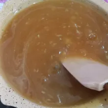 Masak semua bahan saus lumpia kecuali larutan maizena. Setelah gula jawa larut tambahkan larutan maizena. Koreksi rasa, saring saus lumpia.