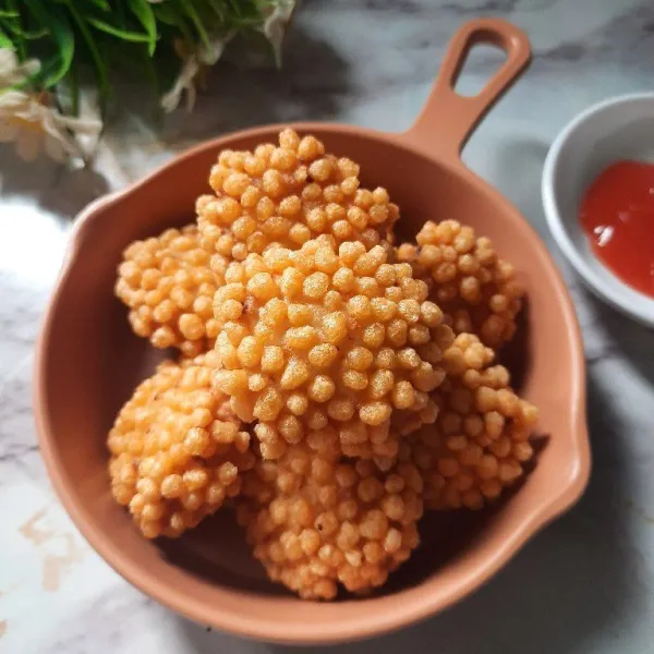Goreng nugget saat akan dimakan, dan siap disajikan