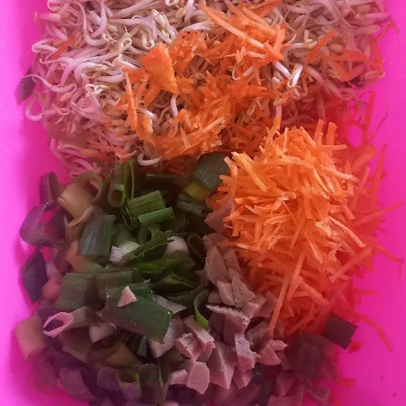 Cuci bersih sayuran. Serut memanjang wortel, potong daun bawang dan bakso. Uleg bawang putih. Sisihkan.