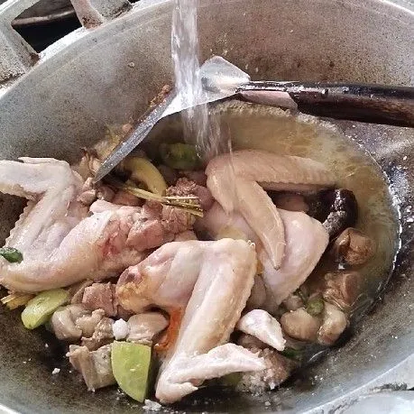 Kemudian masukan paha, ati ampela dan sayap tadi kedalam tumisan bumbu. Lalu tambahkan air secukupnya tutup panci hingga ayam matang.