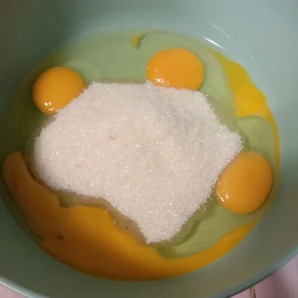 Mixer telur dan gula sampai pucat.