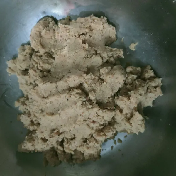 Tuang minyak sedikit-sedikit sambil di aduk hingga kalis bisa di bentuk.