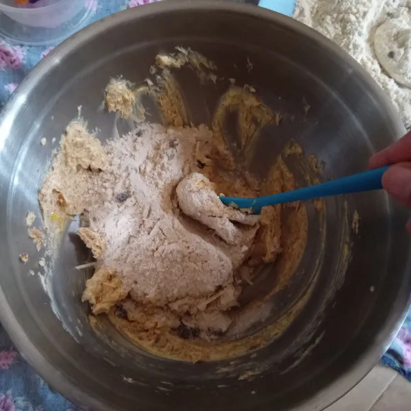 Tambahkan campuran tepung, aduk sampai rata pakai spatula.