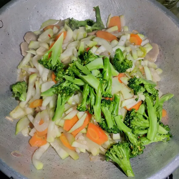 Kemudian masukkan irisan waluh putih dan brokoli aduk sampai rata masak hingga matang dan siap di sajikan.