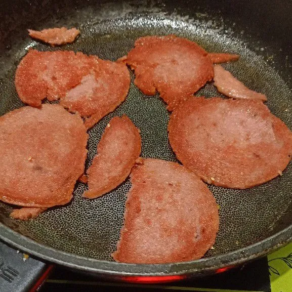 Balikkan satu sisi smoke beef hingga berubah warna. Panggang 2 sisi sampai matang.