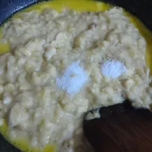 Masukkan pisang, vanili bubuk, garam halus, aduk rata.