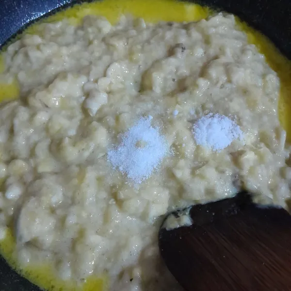 Masukkan pisang, vanili bubuk, garam halus, aduk rata.