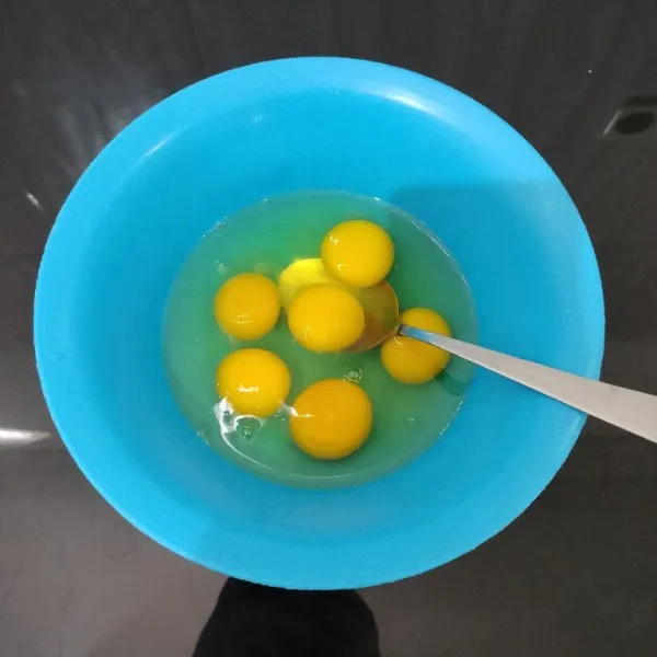 Pecahkan telur ke dalam mangkok.