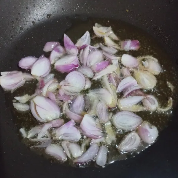Goreng bawang merah hingga kekuningan, gunakan minyak bekas menggoreng tempe.
