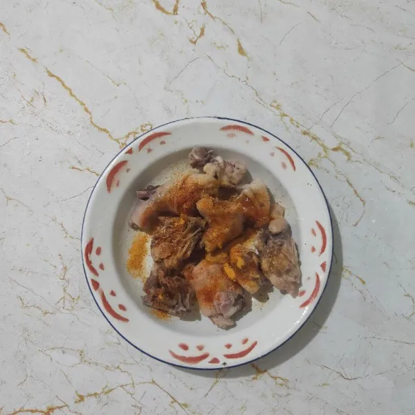 Pindahkan ayam dalam wadah. Kemudian baluri hingga merata dengan bumbu lumur, diamkan selama 20 menit.