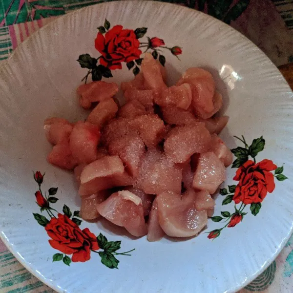 Potong-potong daging ayam yang sudah dicuci bersih lalu marinasi menggunakan perasaan jeruk nipis, garam, dan lada bubuk.