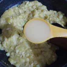 Tambahkan susu kental manis putih, aduk rata. Dan masak hingga filling agak mengering.