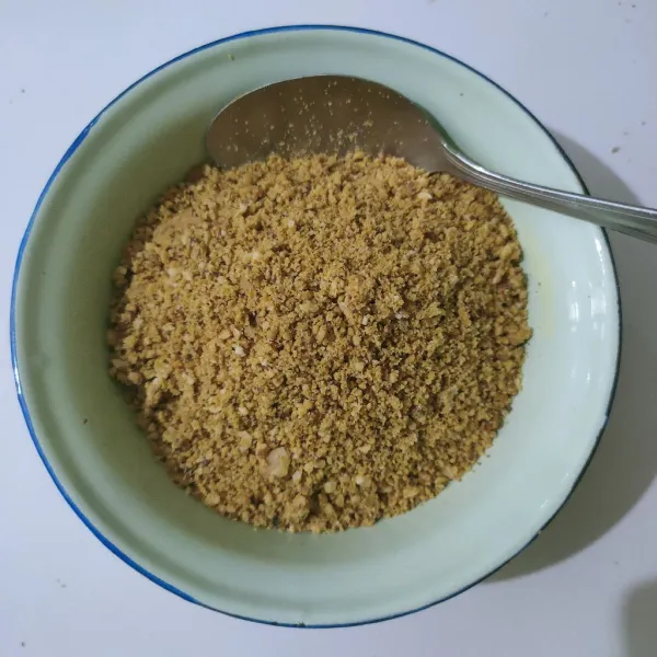Sangrai kacang, kupas kulit Ari nya kemudian tumbuk atau blend hingga cukup halus.