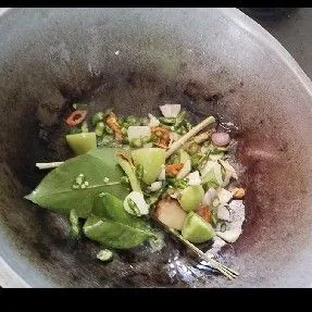 Siapkan irisan cabe, tomat hijau, bawang putih dan merah, lengkuas, daun salam, daun jeruk dan serai. Cuci dan tumis kedalam minyak panas