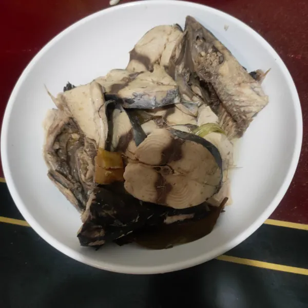 Rebus ikan yang sudah dibersihkan pake lengkuas, daun salam, sereh, bawang putih dan ketumbar.
