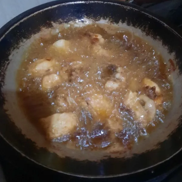 Siapkan ayam lalu potong kecil atau sesuai selera, lalu goreng hingga matang.