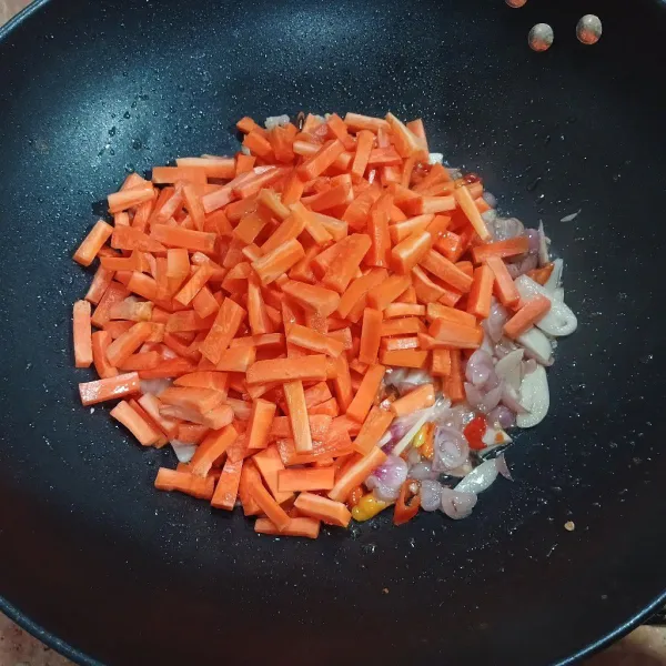 Masukkan wortel aduk rata. Masak hingga wortel setengah matang.