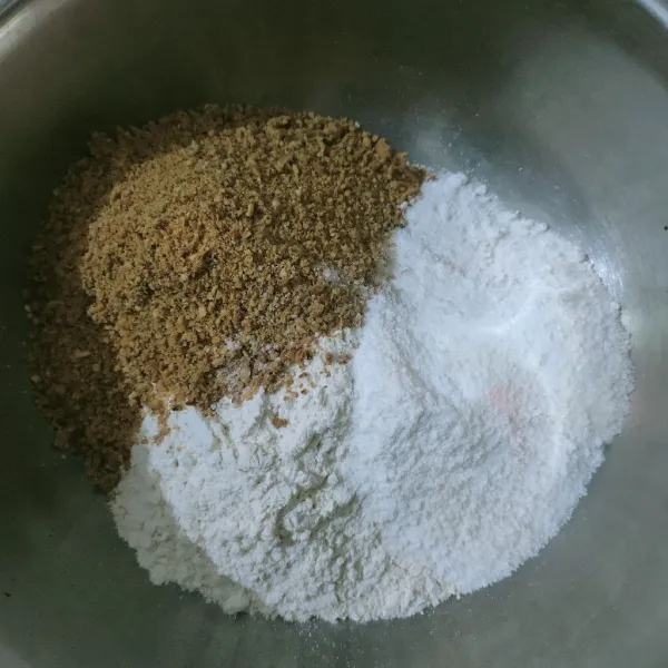 Campur terigu, kacang, dan gula aduk rata.