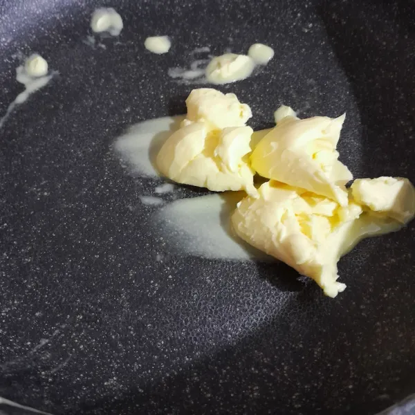 Lelehkan salted butter dengan api sedang.
