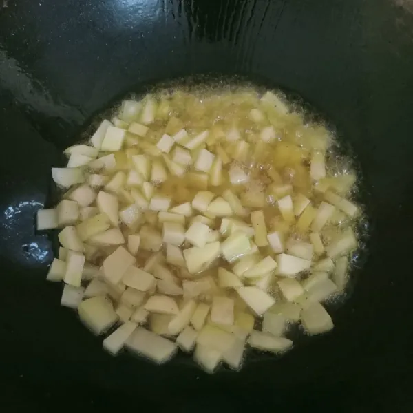 Goreng kentang yang sudah di potong dadu.
