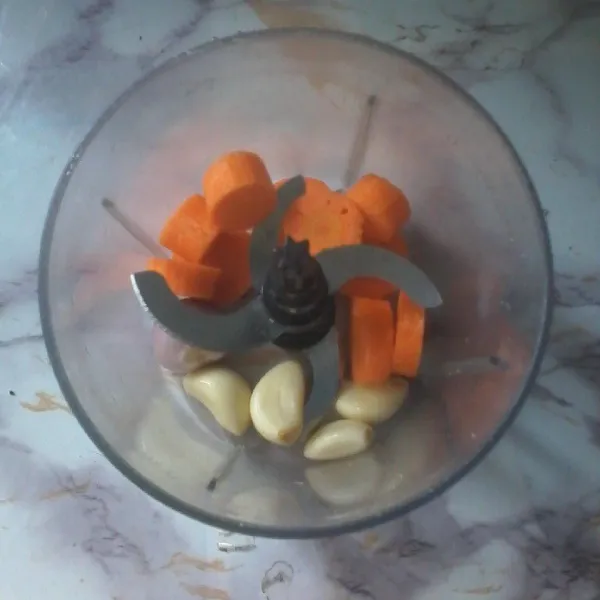 Chopper terlebih dahulu wortel dan bawang putih sampai halus
