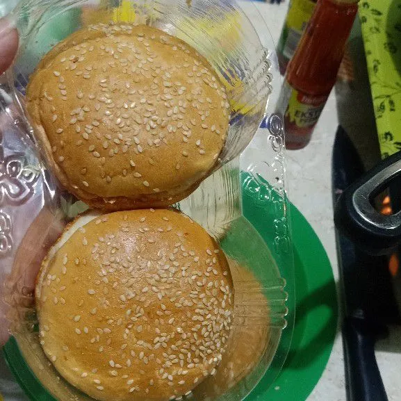Siapkan roti burger lalu potong tengahnya.