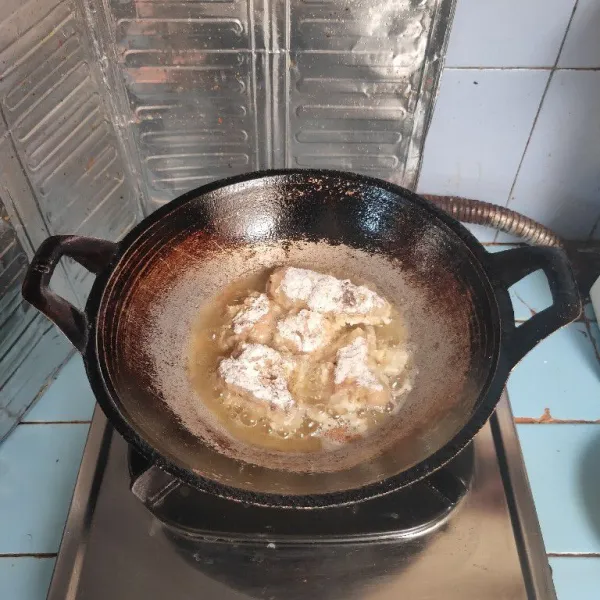 Panaskan minyak, goreng hingga kuning kecoklatan.