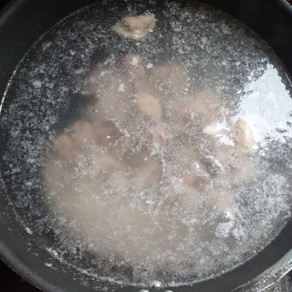 Panaskan air lalu tambahkan ayam masak hingga matang.